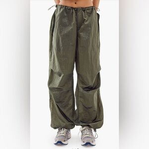 NWT army green parachute pants sz Large